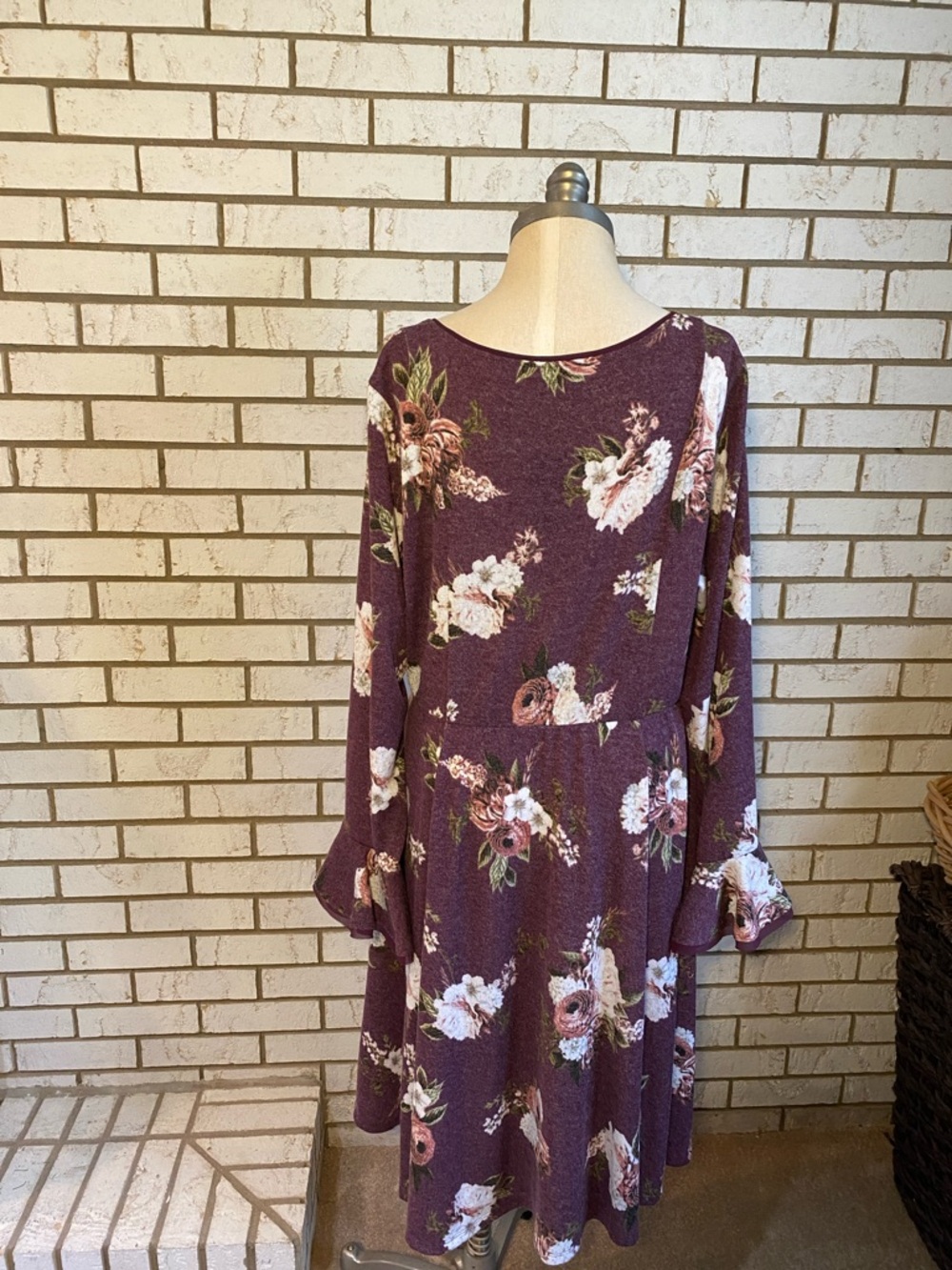 Women’s Plum Floral V-Neck Dress - Picture 5 of 8